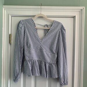 Super Cute White House Black Market Size 6 Long Sleeve V Neck Top